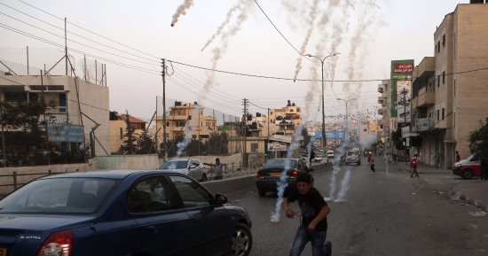 بالصور.. إصابة 6 فلسطينيين فى مواجهات مع الاحتلال بمخيم قلنديا شمال القدس