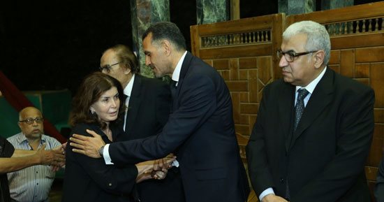 بالصور.. ميرفت أمين وسمير صبرى ودلال عبد العزيز أول الوافدين لعزاء زوجة العلايلى
