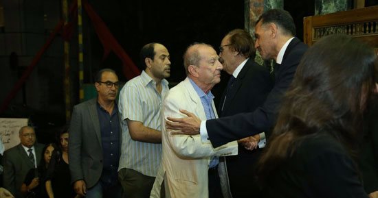 إلهام شاهين ومحافظ الإسكندرية الأسبق فى عزاء زوجة عزت العلايلى