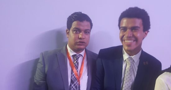 المشاركون بمؤتمر الشباب يتسابقون لالتقاط الصور التذكارية مع ياسين الزغبى