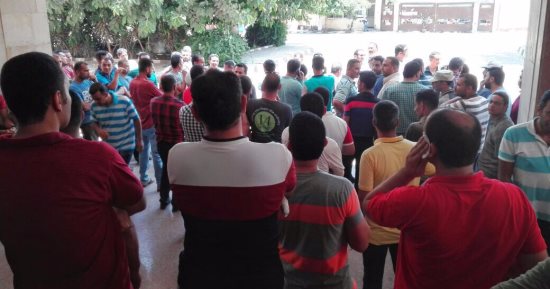 بالصور.. عمال وموظفو مصنع سماد طلخا يطالبون بصرف حوافزهم