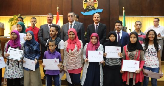 بالفيديو.. محافظ الفيوم يكرم أوائل الثانوية العامة والمتميزين فى الأنشطة التربوية