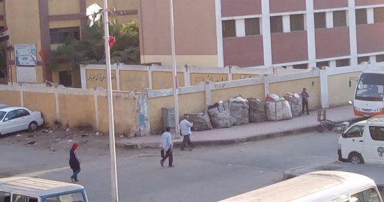بالصور.. شكوى من القمامة وانتشار الكلاب فى ساحة انتظار أتوبيس حدائق القبة