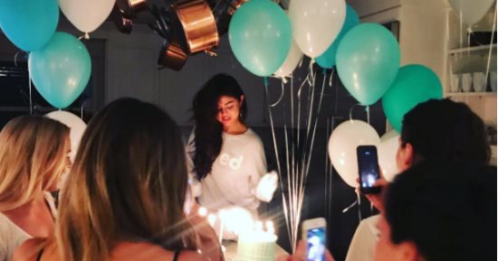 شاهد سيلينا جوميز تحتفل بعيد ميلادها الـ24 وصورها تحصد ملايين الـLIKES