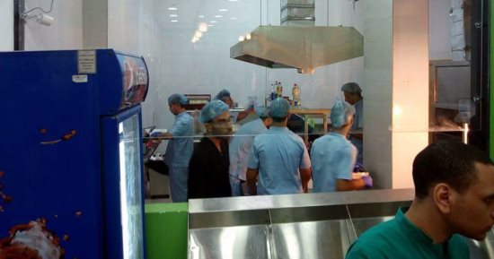 مطعم "دكتور كبدة" بدمنهور على شكل غرفة عمليات والعاملون أطباء