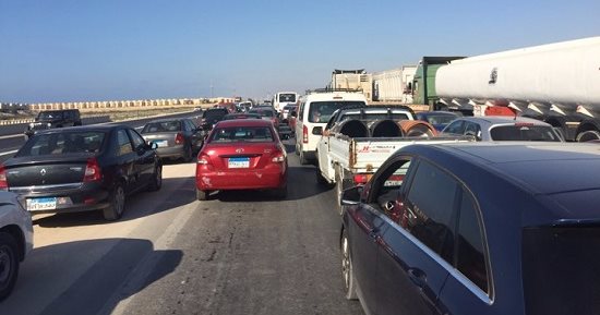 زحام مرورى أعلى الدائرى والمحور بسبب انقلاب سيارة نقل وتعطل أخرى 