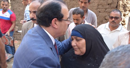 بالصور .. محافظ الدقهلية يزور أسرة شهيد أحداث الفيوم