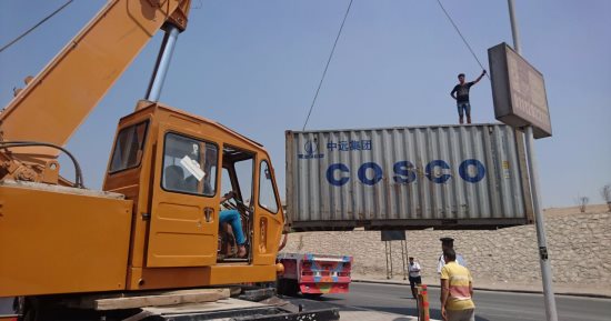 بالصور.. مرور القاهرة ينتهى من رفع كونتينر سيارة نقل من نفق زهراء المعادى