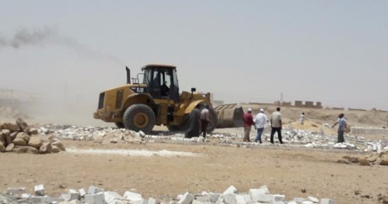بالصور.. حملة لإزالة التعديات على أملاك الدولة فى إسنا جنوب الأقصر