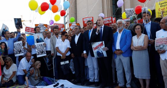بالصور.. وقفة تضامنية مع معتقلى صحيفة "جمهورييت" التركية بإسطنبول