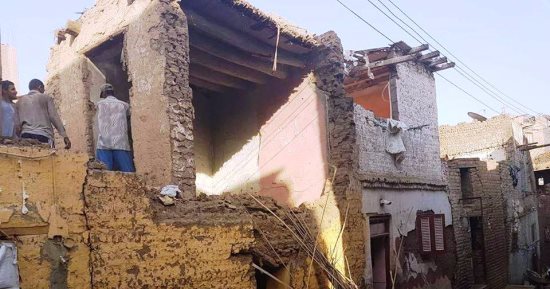 بالصور .. إخلاء 3 منازل آيلة للسقوط بمركز أخميم فى سوهاج