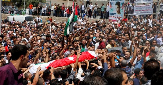 بالصور.. آلالاف الأردنيون يشيعون جثمان شهيد أحداث السفارة الإسرائيلية
