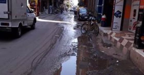 مياه الصرف الصحى تغمر شارع عمر بن الخطاب بكفر الزيات