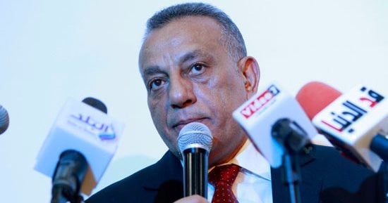 محافظ الجيزة يوزع العيدية على الأطفال الأيتام فى فيصل