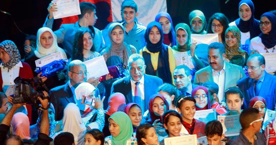 بالصور.. محافظة الجيزة تكرم الأوائل.. وطالب يخطى مرتين أثناء تلاوة القرآن الكريم