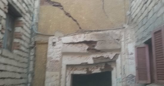 تصدع منزل بالمنيرة الغربية  ..وحى شمال الجيزة يخلى العقار من السكان 