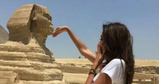 مروة طلعت تدعم السياحة بصورة جديدة بعد تمثيل مصر بمسابقة أفضل عارضة أزياء