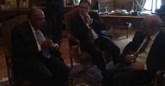سامح شكرى ونظيره الفرنسى يحتفلان بالعيد القومى بمقر السفارة المصرية بباريس