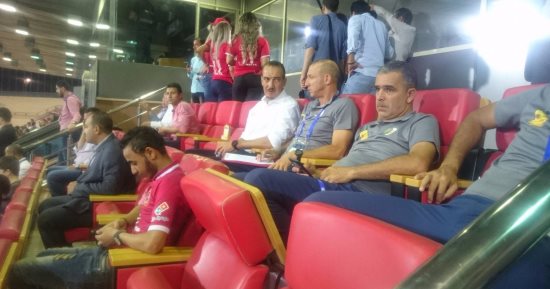 مدرب نصر حسين داى الجزائرى يتابع مباراة الأهلى من المدرجات