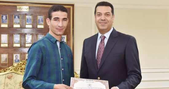 محافظ أسيوط يكرم عبد الراضي علام ويوسف عادل طالبي الثانوية العامة 