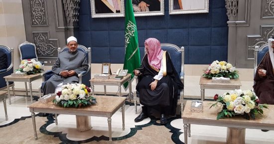 بالصور.. شيخ الأزهر يصل السعودية وسط استقبال رسمى لأداء مناسك العمرة