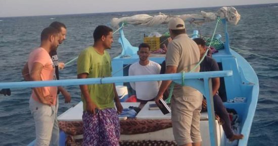 بالصور.. ضبط "فلوكتين صيد" داخلهم بنادق صيد بمرسى علم