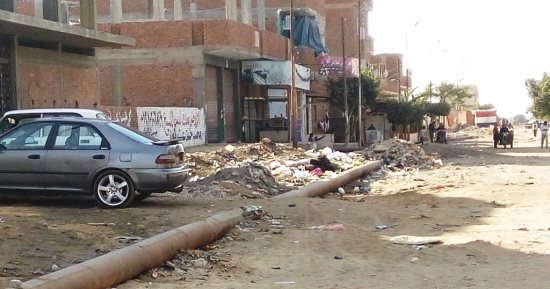 رئيس مدينة ملوى بالمنيا يناقش مشاكل الصرف الصحى والنظافة