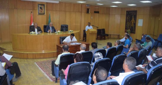 بالصور.. محافظ المنيا يناقش الموقف التنفيذى لعدد من مشاريع الخطة الموحدة