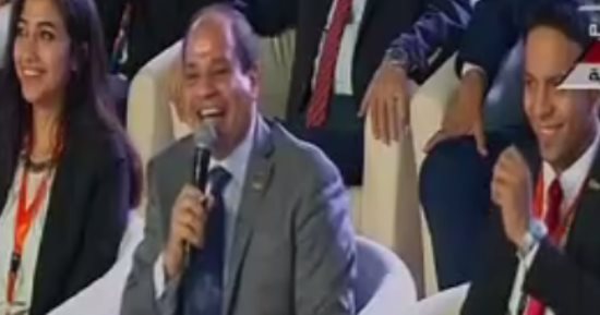 بالفيديو.. فتاة تتلعثم أمام الرئيس.. والسيسى مازحا: "كل ده متوترة؟"