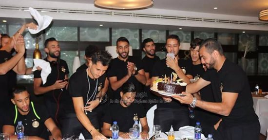 بالصور.. نجوم الترجى يحتفلون بعيد ميلاد قائد الفريق بعد الفوز على النفط 