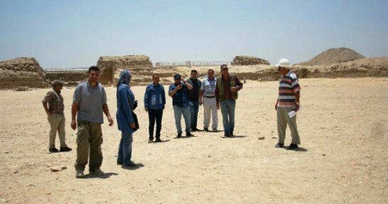 بالصور.. مساعد وزير الآثار يتفقد ترميم هرم زوسر 