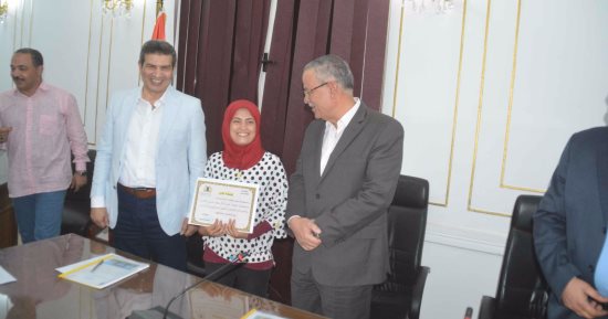 محافظ المنيا يكرم طالبة الفنون الجميلة صاحبة تمثال شخصيات الفن القديمة
