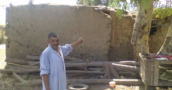 بالصور.. مأساة أسرة بالمنوفية تعيش فى حظيرة ماشية