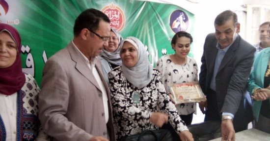 بالصور..القومى للمرأة بالشرقية يكرم أوائل الثانوية ووكيل التضامن يمنحهم مبالغ مالية