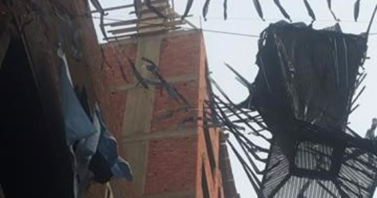 بالصور.. عقار مخالف بفيصل يتسبب فى تصعدات بالمنازل المجاورة