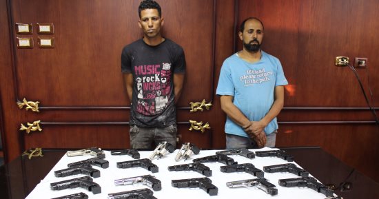 ضبط عاملين بحوزتهما 25 قطعة سلاح نارى فى دمياط