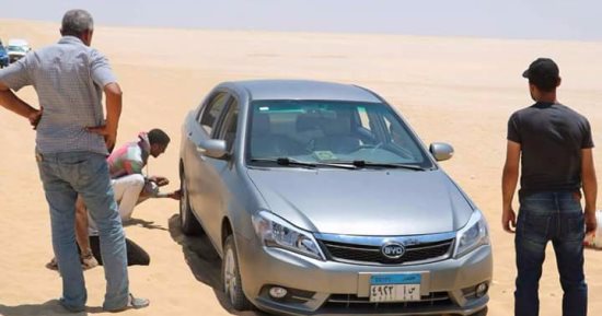 حماة البيئة ينقذون سائحتين ايطاليتين و14 زائر فى صحراء وادى الحيتان بالفيوم 