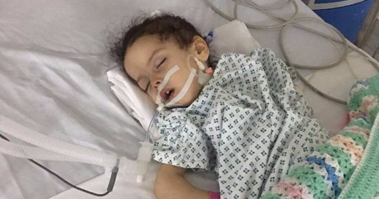 بالصور.. "خديجة" تعانى من شلل الأعصاب ووالدتها تطالب بعلاجها فى الخارج