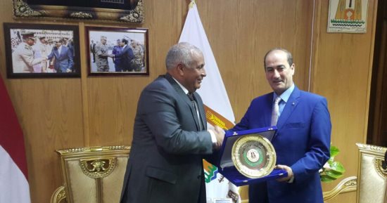 بالصور.. محافظ الوادى الجديد يهدى درع المحافظة لمساعد وزير الداخلية