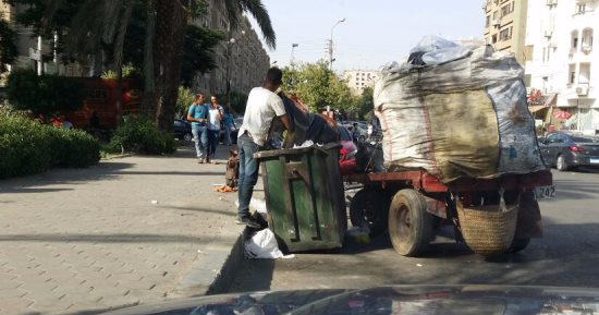 بالصور.. تراكم القمامة بجانب الصناديق فى منطقة شيراتون المطار