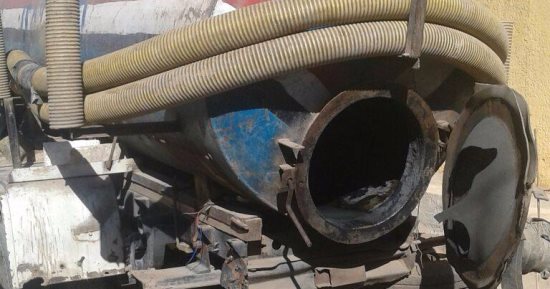 بالصور .. مرور المنيا يضبط سيارة تلقى مخلفات صرف صحى داخل مجرى مائى 