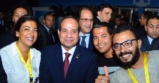السيسى يلتقط الصور التذكارية مع شباب المؤتمر الوطنى الرابع بالإسكندرية