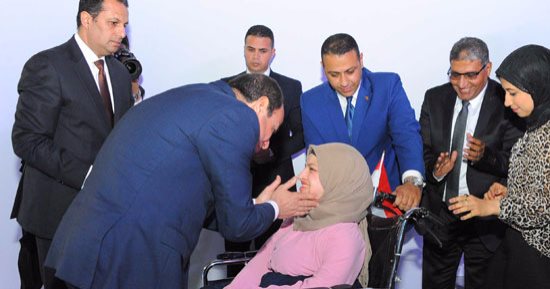 السيسى يكرم الإعلامية الراحلة صفاء حجازى... ويقبل رأس الطالبة آية طه