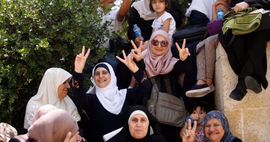 بالصور.. احتفالات فى القدس بإلغاء الإجراءات الأمنية وفتح المسجد الأقصى