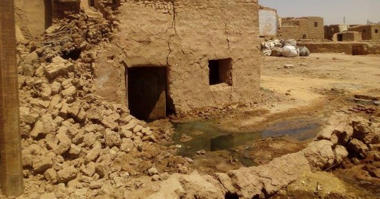 بالفيديو والصور .. الصرف الصحى يتسبب فى ضرر عدد من المنازل بقرية الشيخ والى بالداخلة