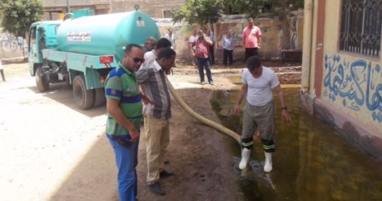بالصور.. انفجار ماسورة صرف صحى يتسبب فى غرق مدرسة بالسنطة