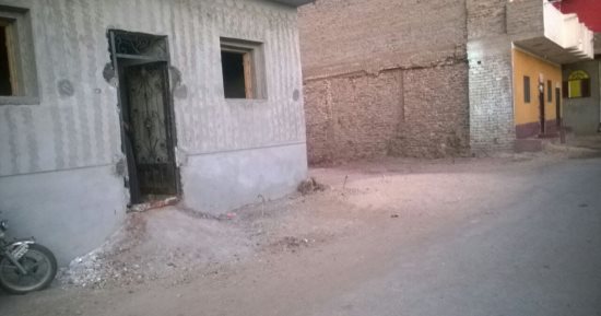 مواطن بالأقصر يستغيث بوزير الرى لعدم إزالة منزله: لم أتعد على حرم الترعة