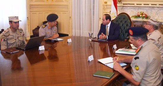 ​السيسي يجتمع بقائد المنطقة الشمالية ويوجه بإنشاء محور مرورى جديد بالإسكندرية