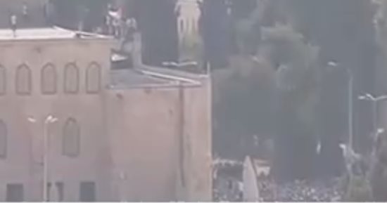 بالفيديو..صلاة العصر بالمسجد وعلم فلسطين فوق الأقصى لأول مرة منذ أسبوعين
