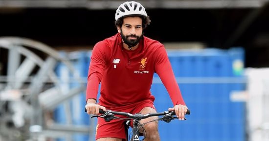 بالصور.. محمد صلاح يشارك فى مران ترفيهى مع نجوم ليفربول